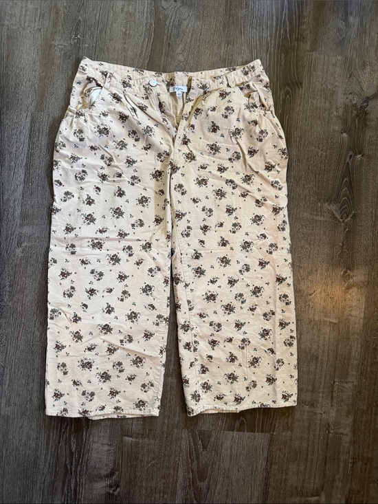 Pants - Neutral Floral Cropped Pants